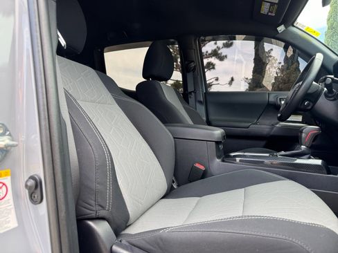 Used 2020 Toyota Tacoma TRD Off-Road w/ Technology Package image 19