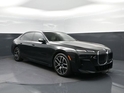 Used 2023 BMW 740i image 9