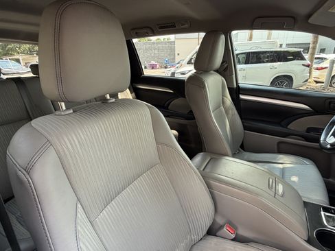 Used 2017 Toyota Highlander Plus FWD image 32