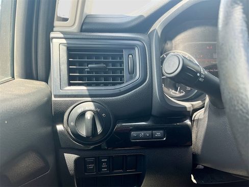 Used 2022 Nissan Titan SV w/ SV Convenience Package image 10