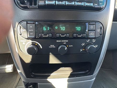 Used 2005 Chrysler Town & Country Touring w/ Leather Interior Group image 22