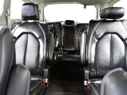 Used 2024 Chrysler Pacifica Touring-L FWD image 12
