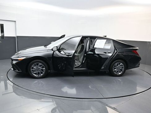 Certified 2024 Hyundai Elantra SEL image 30