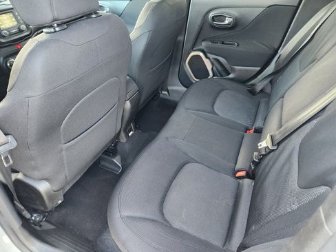 Used 2016 Jeep Renegade Latitude w/ Popular Equipment Group image 31