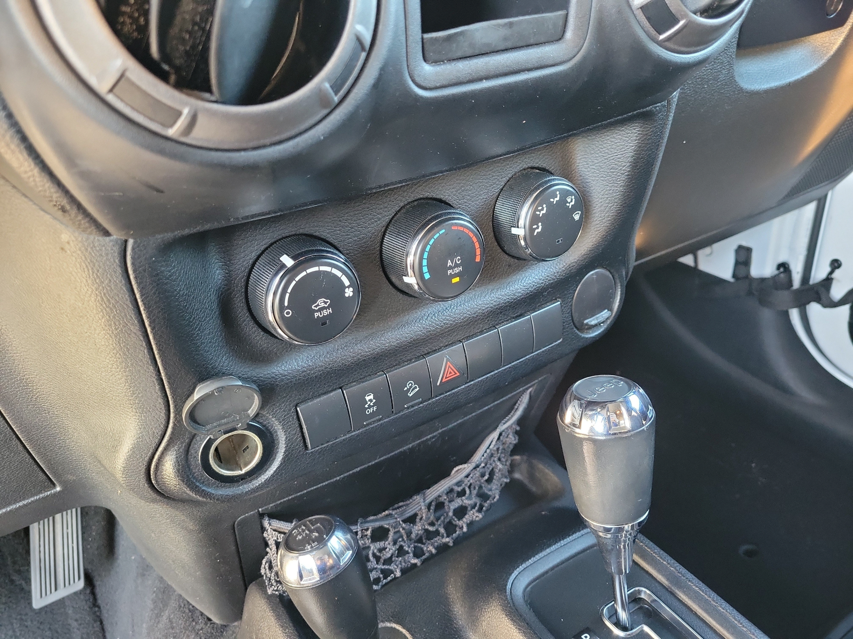 Used 2013 Jeep Wrangler Sport w/ Connectivity Group AWD/4WD image 18