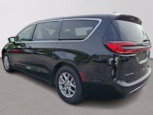 Used 2024 Chrysler Pacifica Touring-L FWD image 4