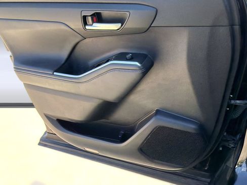 Used 2020 Toyota Highlander XLE FWD image 31