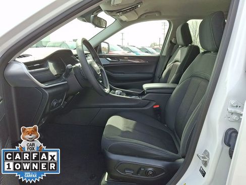 Used 2023 Jeep Grand Cherokee Laredo image 14