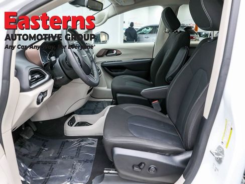 Used 2023 Chrysler Voyager LX image 14