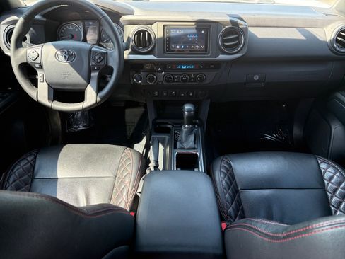 Used 2017 Toyota Tacoma TRD Off-Road w/ Premium & Technology Package AWD/4WD image 23