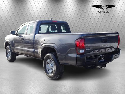 Used 2018 Toyota Tacoma SR image 3