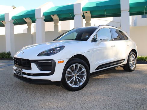 Certified 2025 Porsche Macan image 1