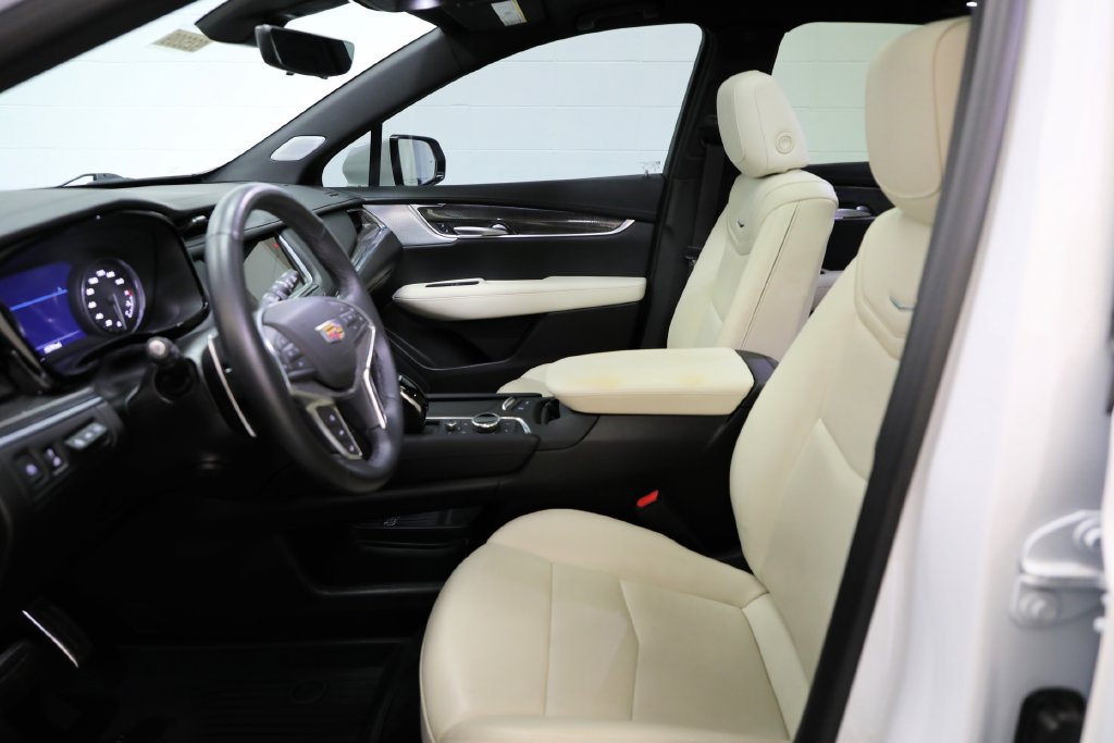 Used 2025 Cadillac XT5 Sportv w/ LPO, Red Accent Package AWD/4WD image 9