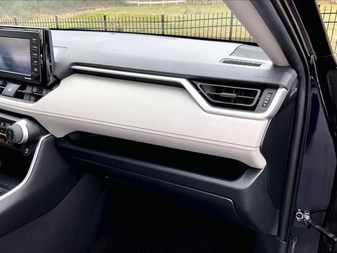 Used 2021 Toyota RAV4 XLE w/ Convenience Package image 19