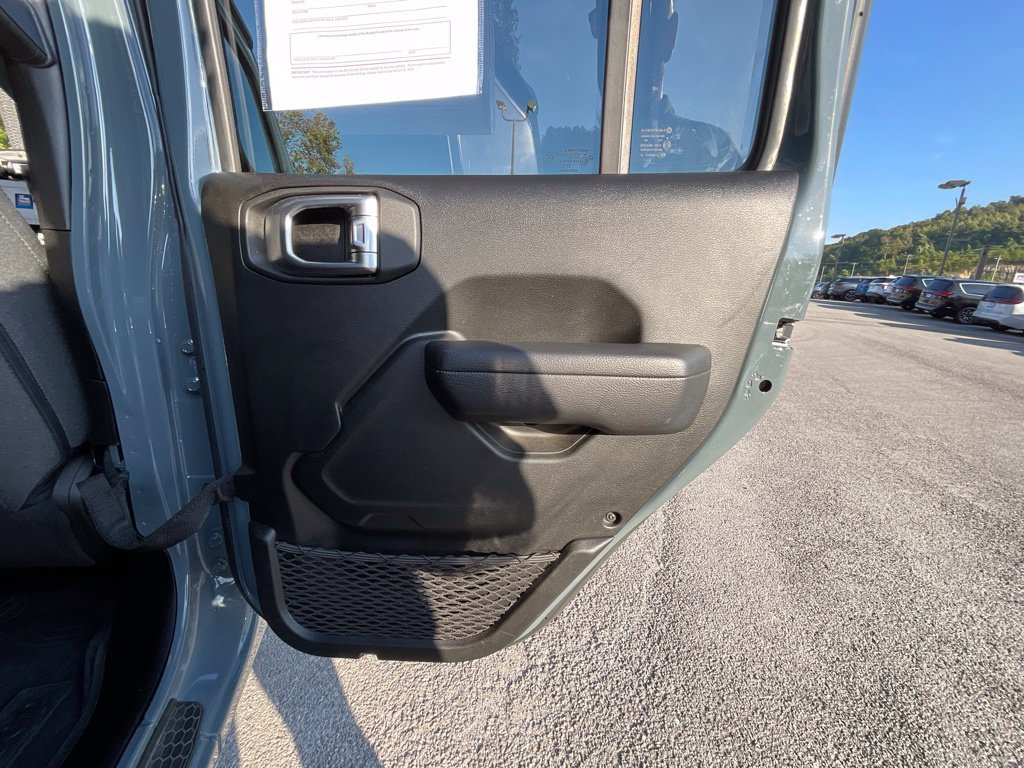 Used 2024 Jeep Wrangler Unlimited w/ Convenience Group AWD/4WD image 23