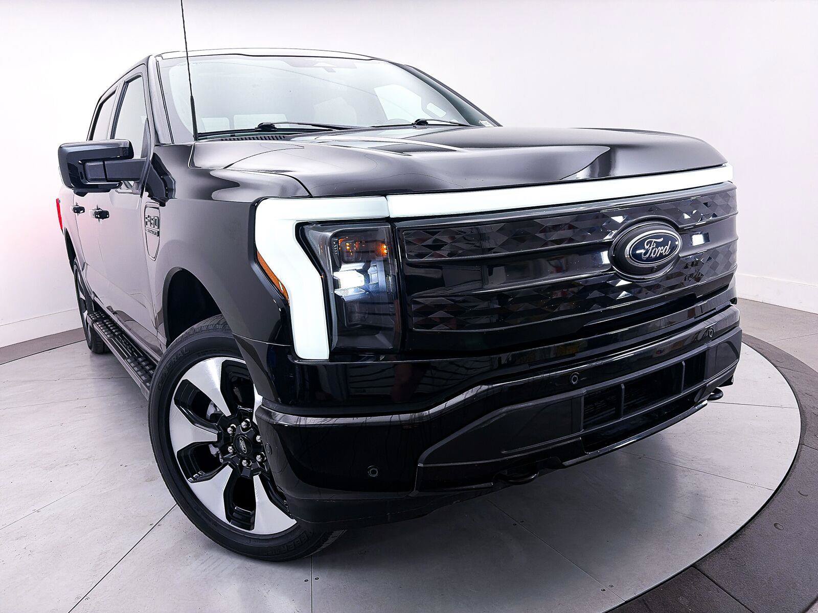 Used 2023 Ford F150 Lightning Platinum AWD/4WD image 3