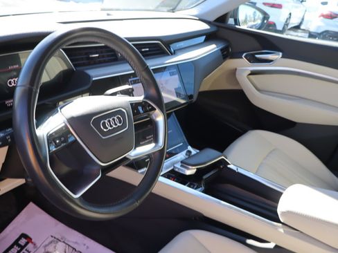 Used 2024 Audi Q8 e-tron Premium Plus w/ Premium Plus Package image 9