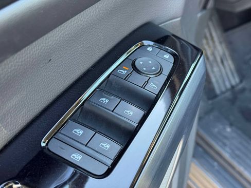 Used 2025 Nissan Pathfinder SL AWD/4WD image 17