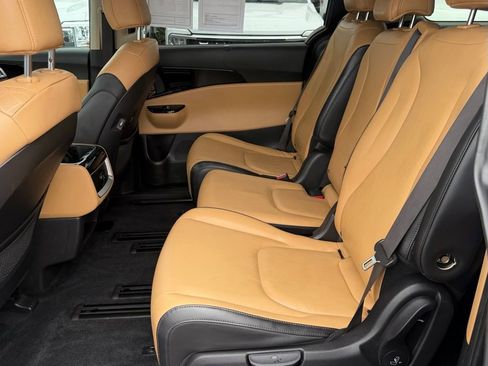 Used 2024 Kia Carnival EX FWD image 33