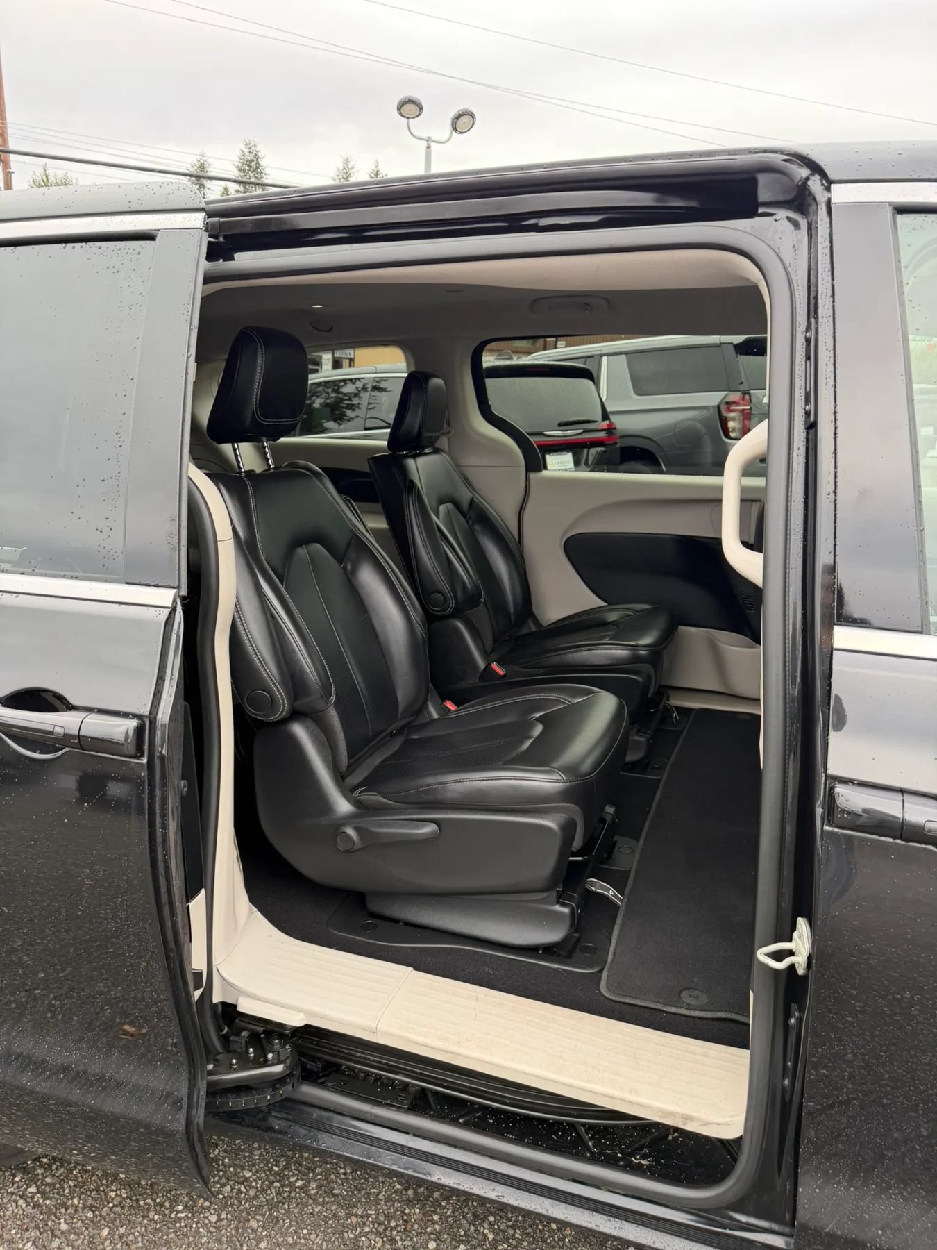 Used 2023 Chrysler Pacifica Touring-L FWD image 18