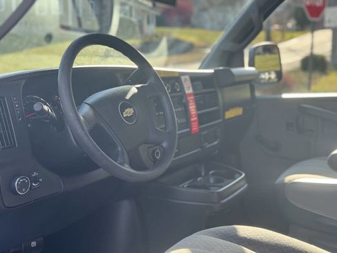 Used 2018 Chevrolet Express 3500 image 12
