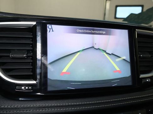 Used 2023 Chrysler Pacifica Touring-L image 33