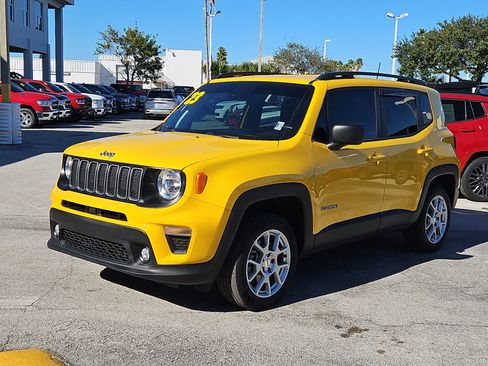 Used 2023 Jeep Renegade Latitude w/ Premium Group image 2