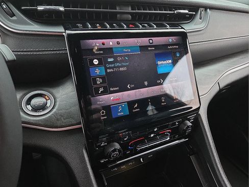 Used 2025 Jeep Grand Cherokee L Limited image 17