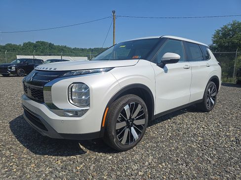 New 2025 Mitsubishi Outlander SE image 9