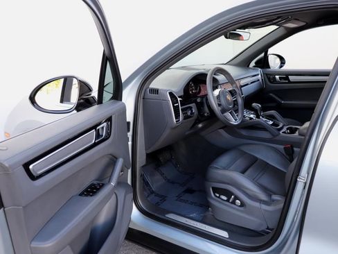 Used 2021 Porsche Cayenne image 2