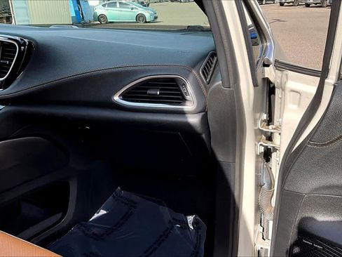 Used 2021 Chrysler Pacifica Pinnacle image 18