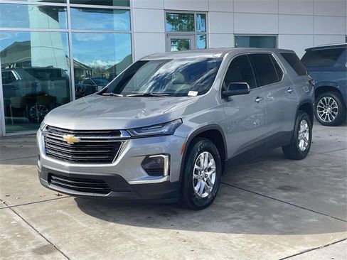 Used 2023 Chevrolet Traverse LS image 2