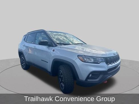 Used 2024 Jeep Compass Trailhawk w/ Trailhawk Convenience Group AWD/4WD image 3