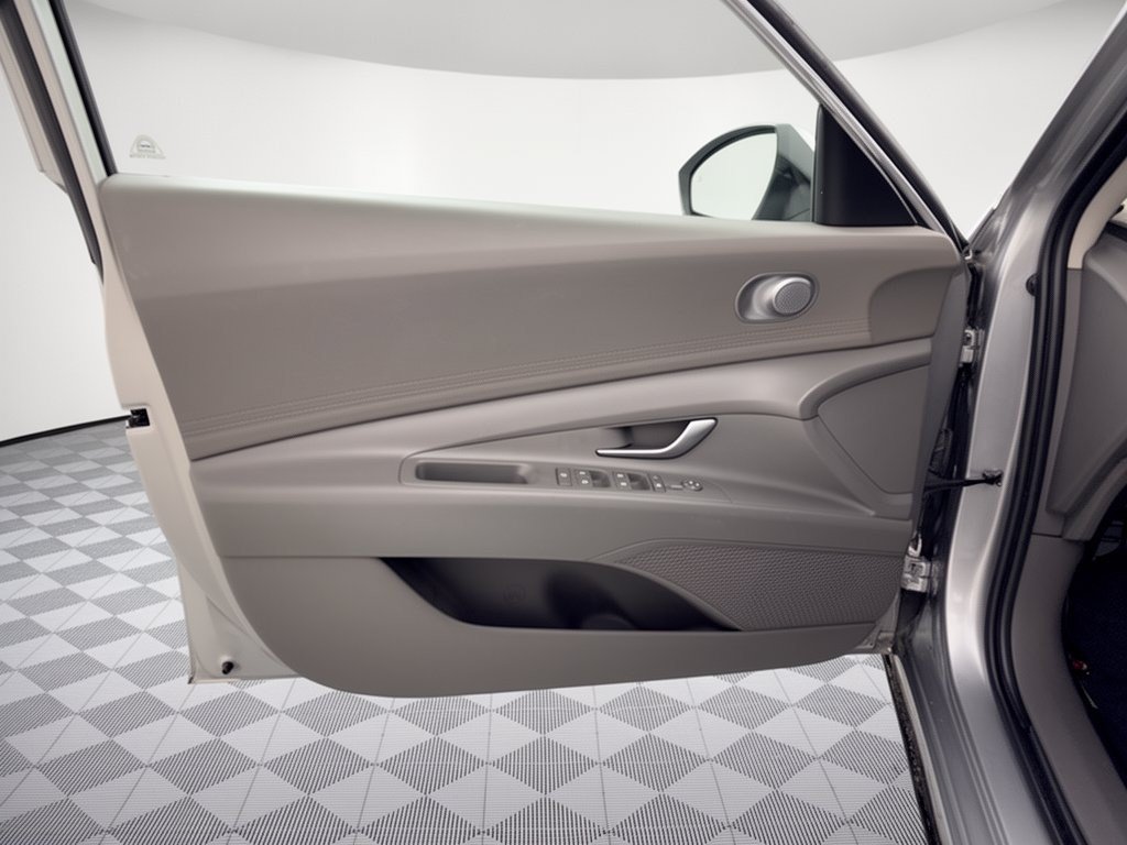 Used 2021 Hyundai Elantra SE FWD image 14