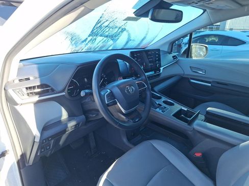 Used 2022 Toyota Sienna XLE image 7