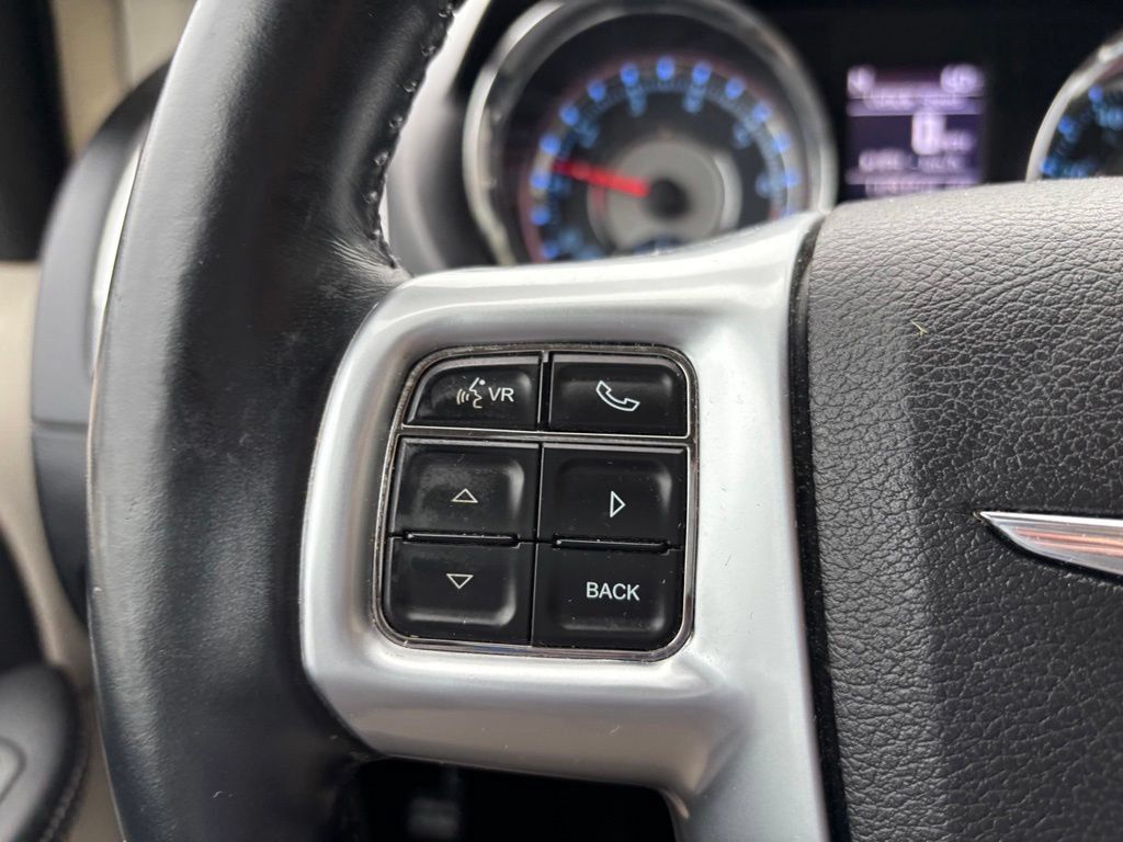 Used 2013 Chrysler Town & Country Touring FWD image 12