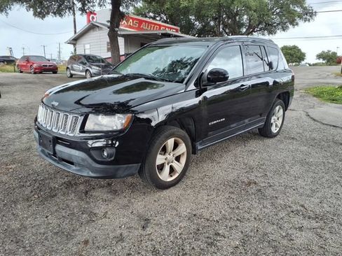 Used 2016 Jeep Compass Latitude FWD image 3