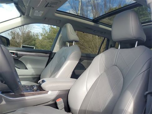 Used 2022 Toyota Highlander Platinum image 15