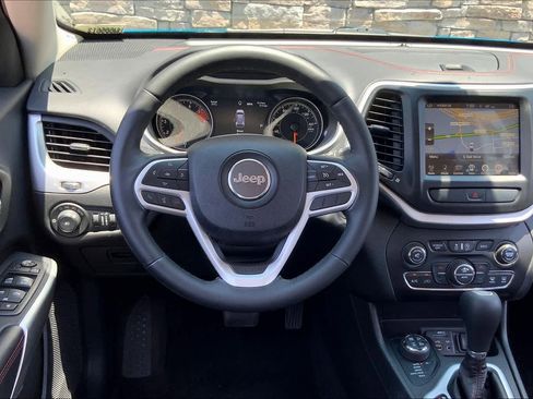 Used 2017 Jeep Cherokee Trailhawk w/ Comfort/Convenience Group image 5