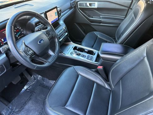 Used 2020 Ford Explorer XLT w/ Equipment Group 202A image 9