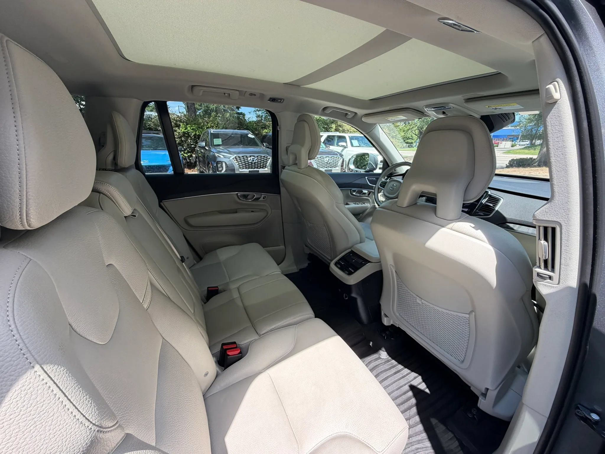 Used 2020 Volvo XC90 T6 Momentum w/ Protection Package Premier AWD/4WD image 14
