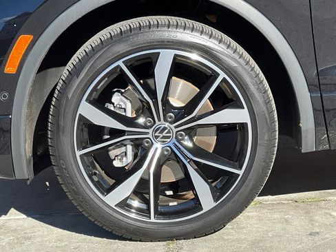 Certified 2022 Volkswagen Tiguan SEL R-Line image 27