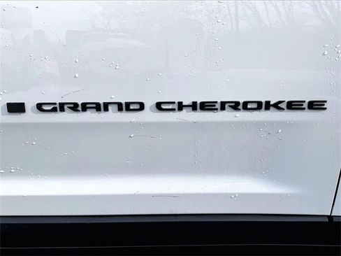 Used 2023 Jeep Grand Cherokee Limited w/ Black Appearance Package image 8