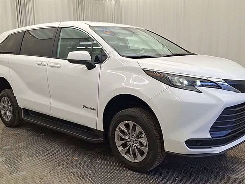 Used 2025 Toyota Sienna LE image 5