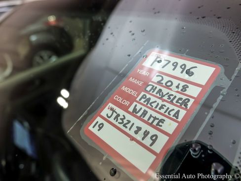 Used 2018 Chrysler Pacifica Touring-L Plus w/ Advanced Safetytec Group image 29