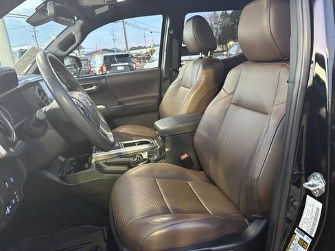 Used 2023 Toyota Tacoma Limited image 10