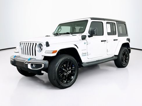 Used 2022 Jeep Wrangler Unlimited Sahara AWD/4WD image 3