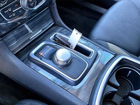 Used 2019 Chrysler 300 Touring w/ Chrome Appearance Package image 17