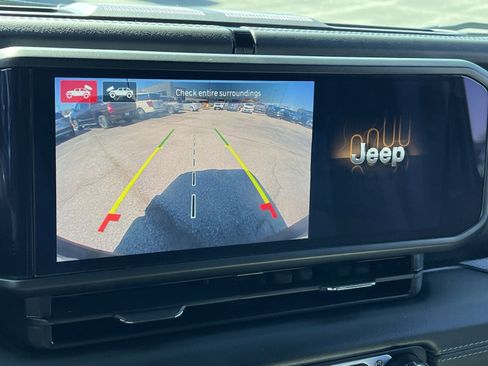 Used 2025 Jeep Wrangler Sahara image 19