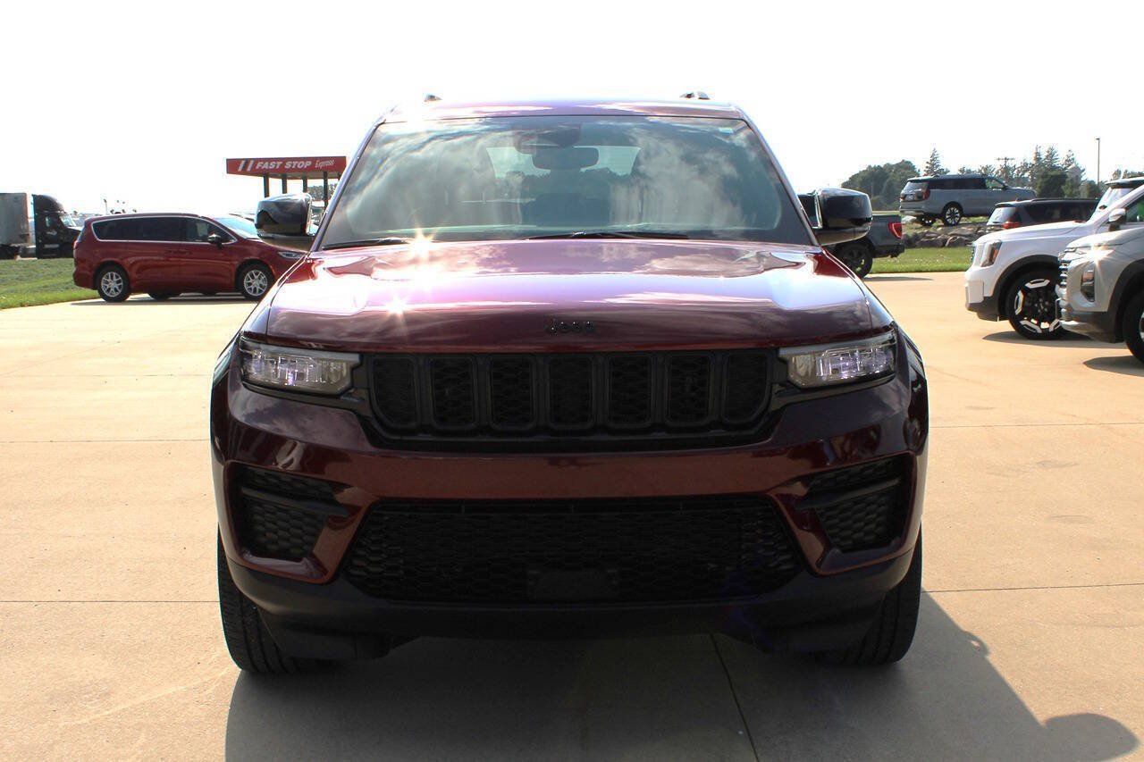 Used 2023 Jeep Grand Cherokee Altitude AWD/4WD image 2
